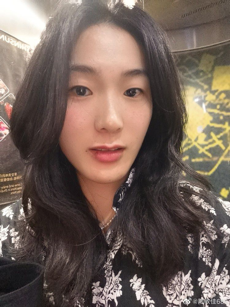 洪五急忙点头，一边伸手去恭敬的搀扶宋老爷子，一边低声说：宋老，不瞒您说，昨晚吴家派人来天香府，打伤我十几个保安，几乎就差点要了我的命，是叶大师及时出现救了我，还赐了我一颗回春丹，否则的话，我现在就算活着，也是个活死人了。